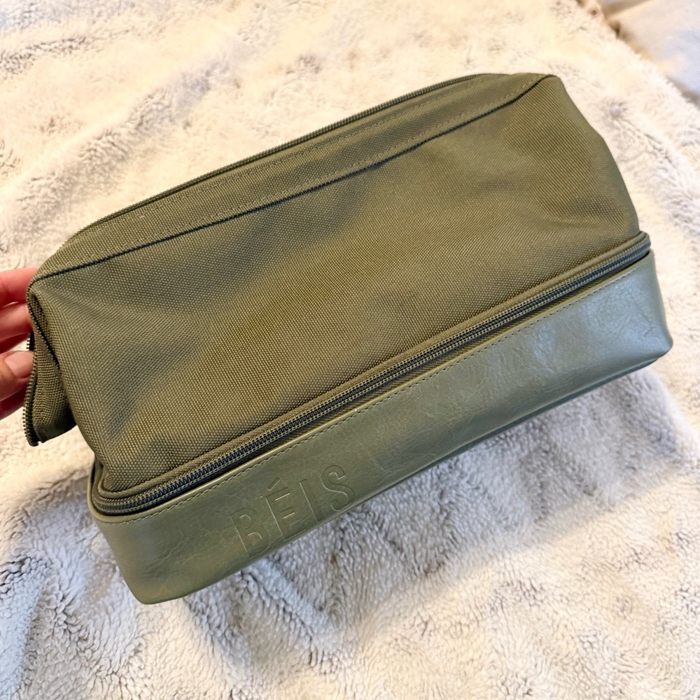 LIKE NEW BEIS DOPP KIT OLIVE GREEN